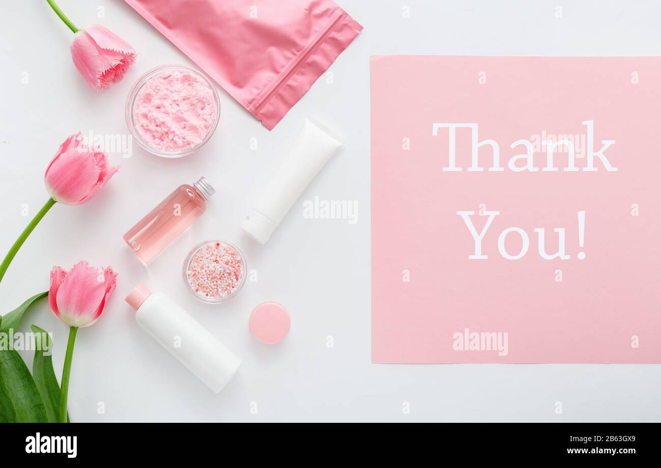 Dankeskarte über die Zusammensetzung natürlicher organischer kosmetischer Produkte mit rosafarbenen Blumen auf weißem Hintergrund. Schönheit, Naturkosmetik für Badekurort, Haut Stockfoto
