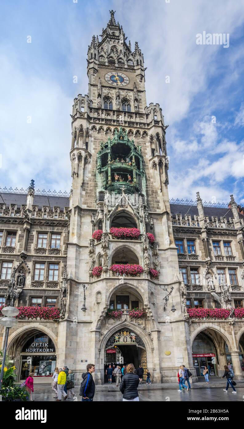 Reich verzierte Fassade des neuen Münchner Rathauses (Neues Rathaus) mit 85 m hohem Rathausturm am Marienplatz, München-Altstadt, Bayern, Deutschland Stockfoto