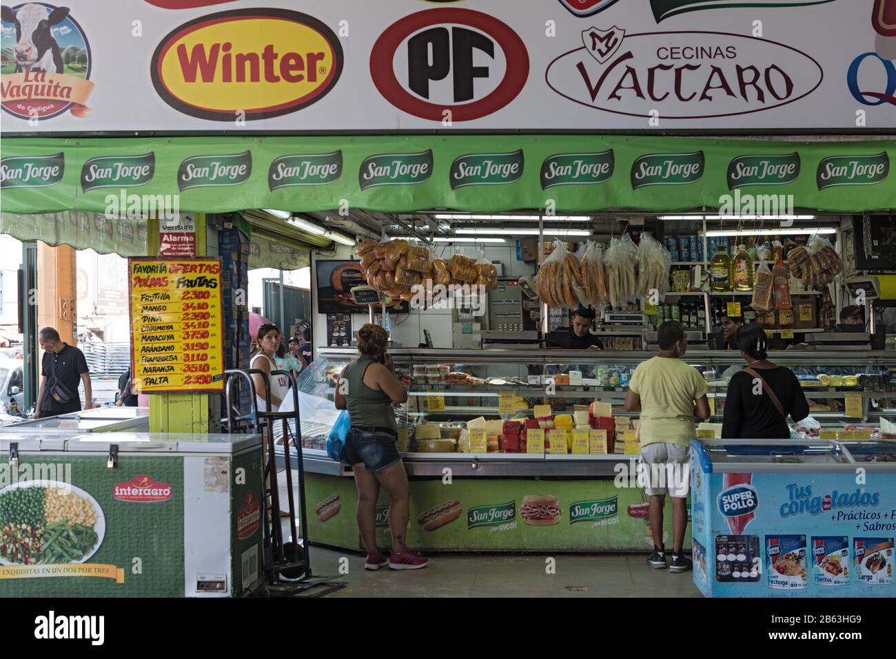 Der Verkäufer verkauft verschiedene Fleisch- und Käseprodukte auf dem La Vega Central Market in Santiago, Chile Stockfoto