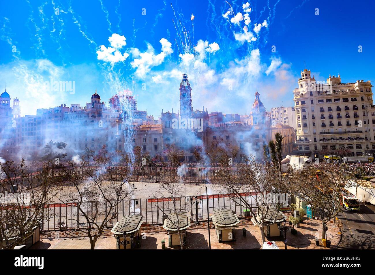 Mascletá während der Fallas von Valencia auf dem Rathausplatz (Plaça de l'Ajuntament). Das Festival wurde zum immateriellen Welterbe der UNESCO ernannt. Stockfoto