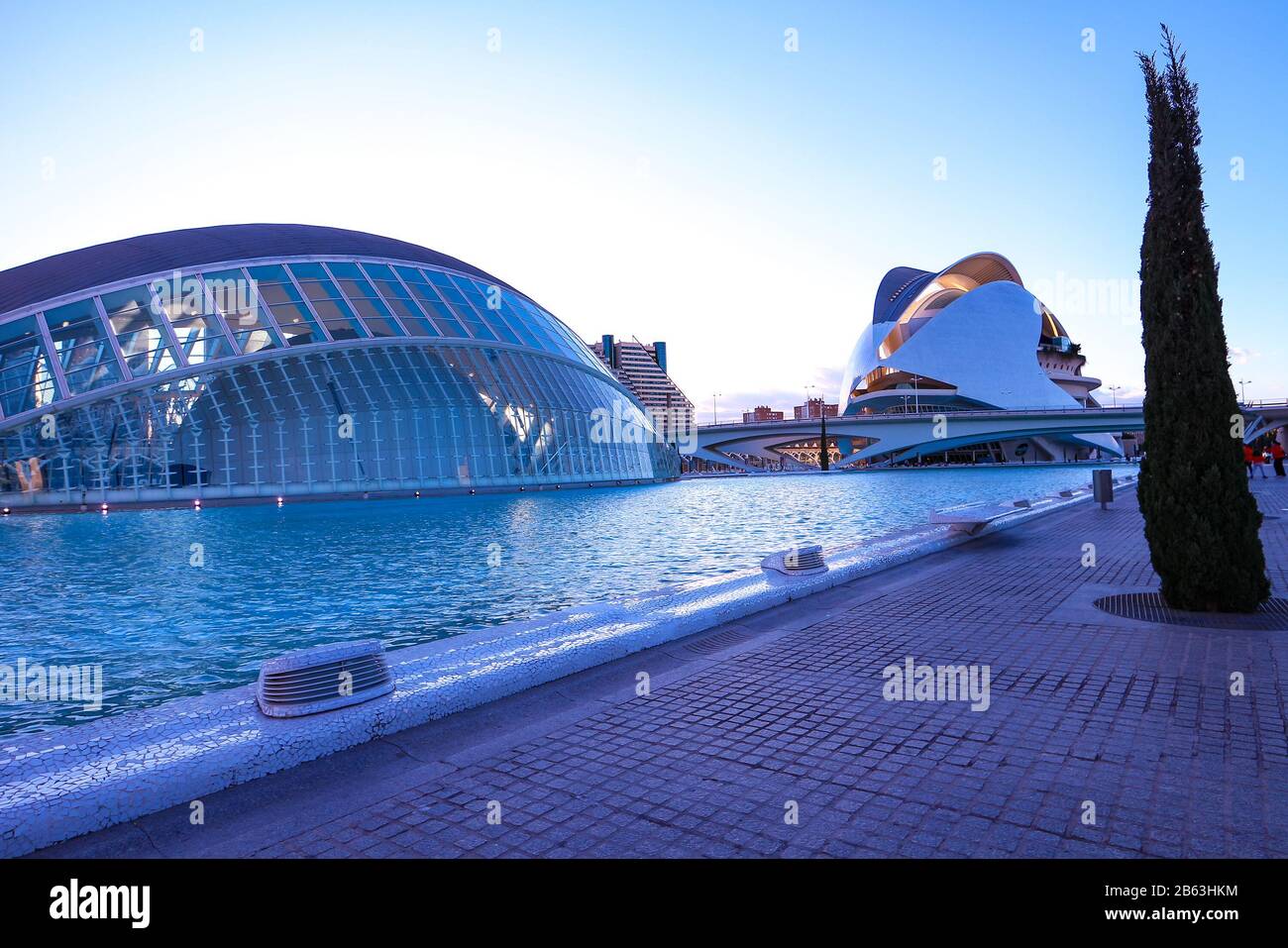 Die Stadt der Künste und Wissenschaften (Spanisch: Ciudad de las Artes y las Ciencias) der Architekten Santiago Calatrava und Félix Candela in Valencia in der Abenddämmerung. Stockfoto