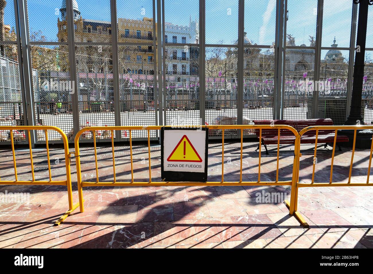 Traditionelle Mascleta, ein Tagfeuerwerk aus lauten Feuerwerkskörpern (Truenos), das während des Fallas Festivals in Valencia in einem Sicherheitskäfig aufgestellt wurde. Stockfoto