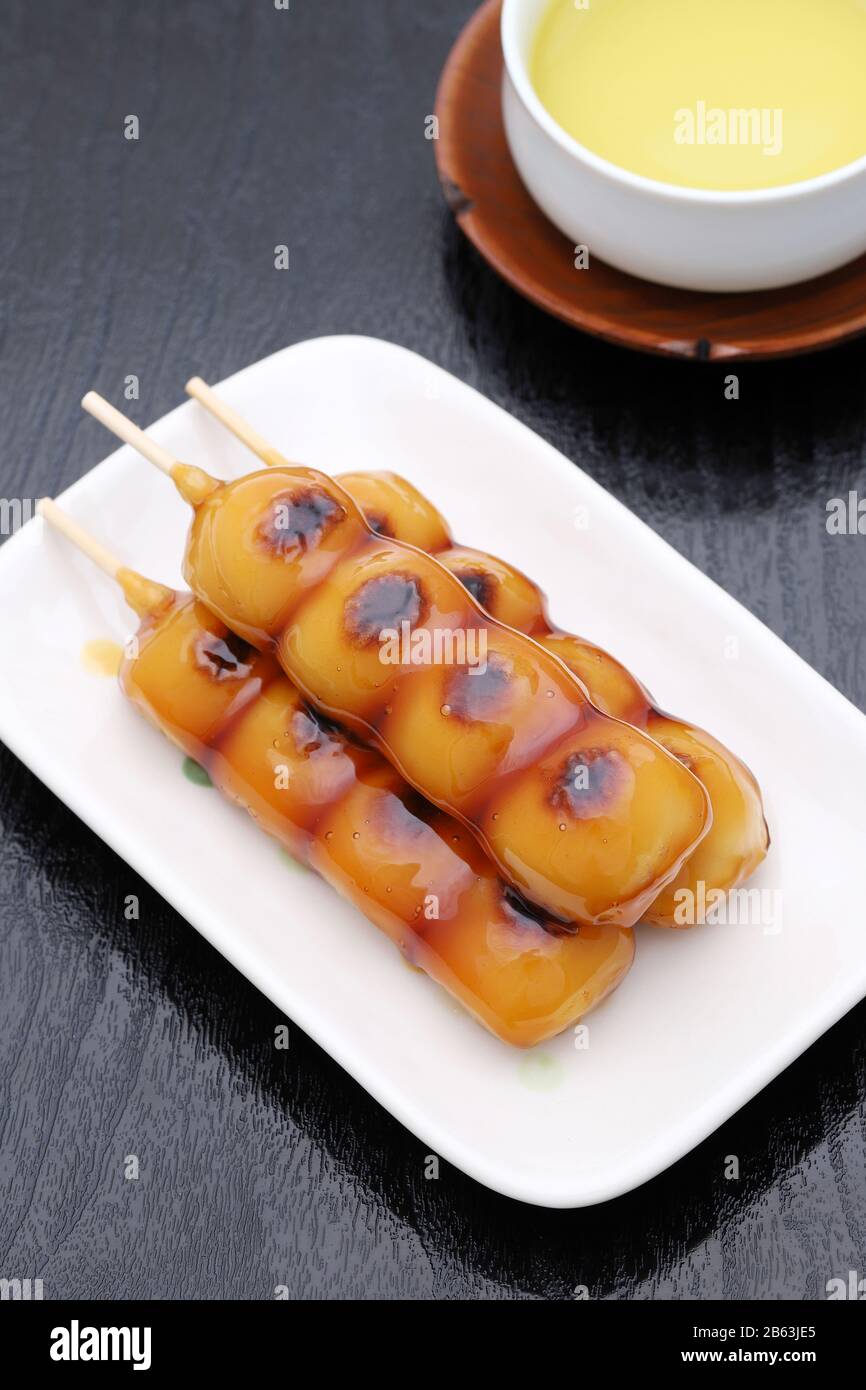 Japanische traditionelle Süßwaren Mitarashi dango für Süßes Stockfoto