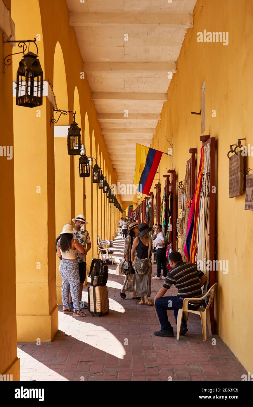 Einkaufspassage im ehemaligen Sklavengefängnis in Cartagena, Kolumbien Stockfoto