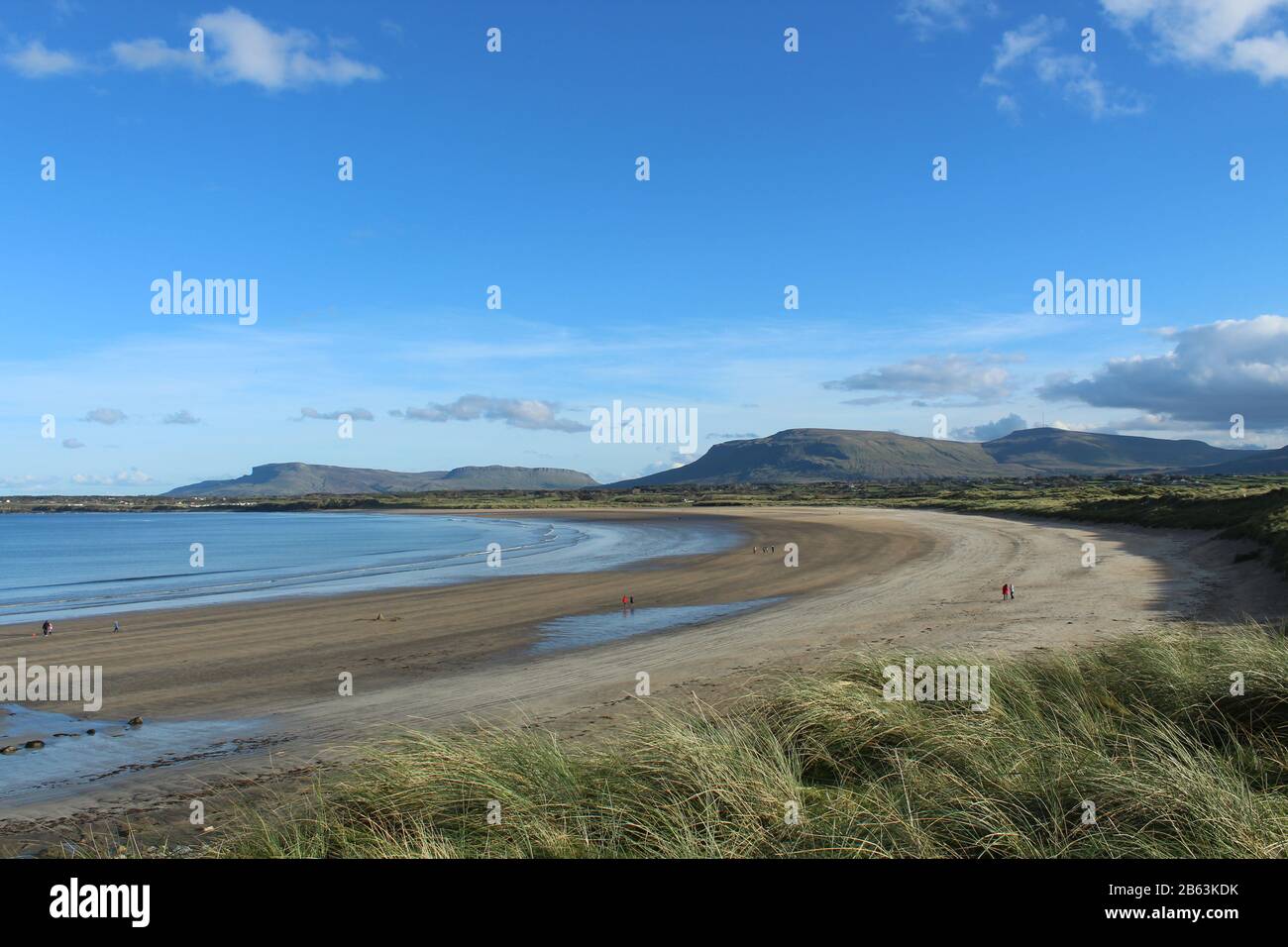 Menschen, die am Herbsttag am Mullaghmore Beach spazieren, Mullaghmore, County Sligo, Irland Stockfoto