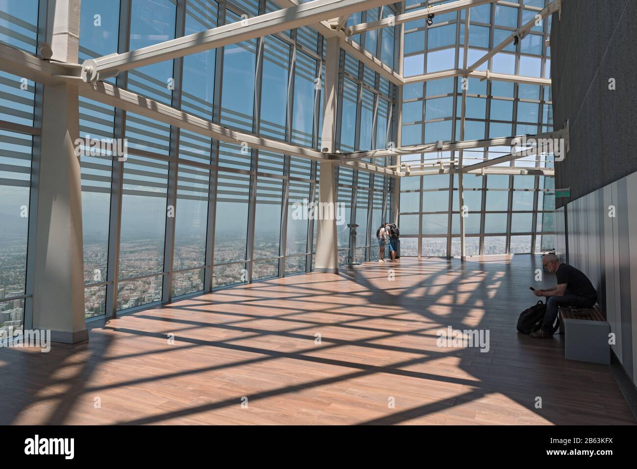 Besucher auf der Aussichtsplattform des Gran Torre Santiago, Chile Stockfoto