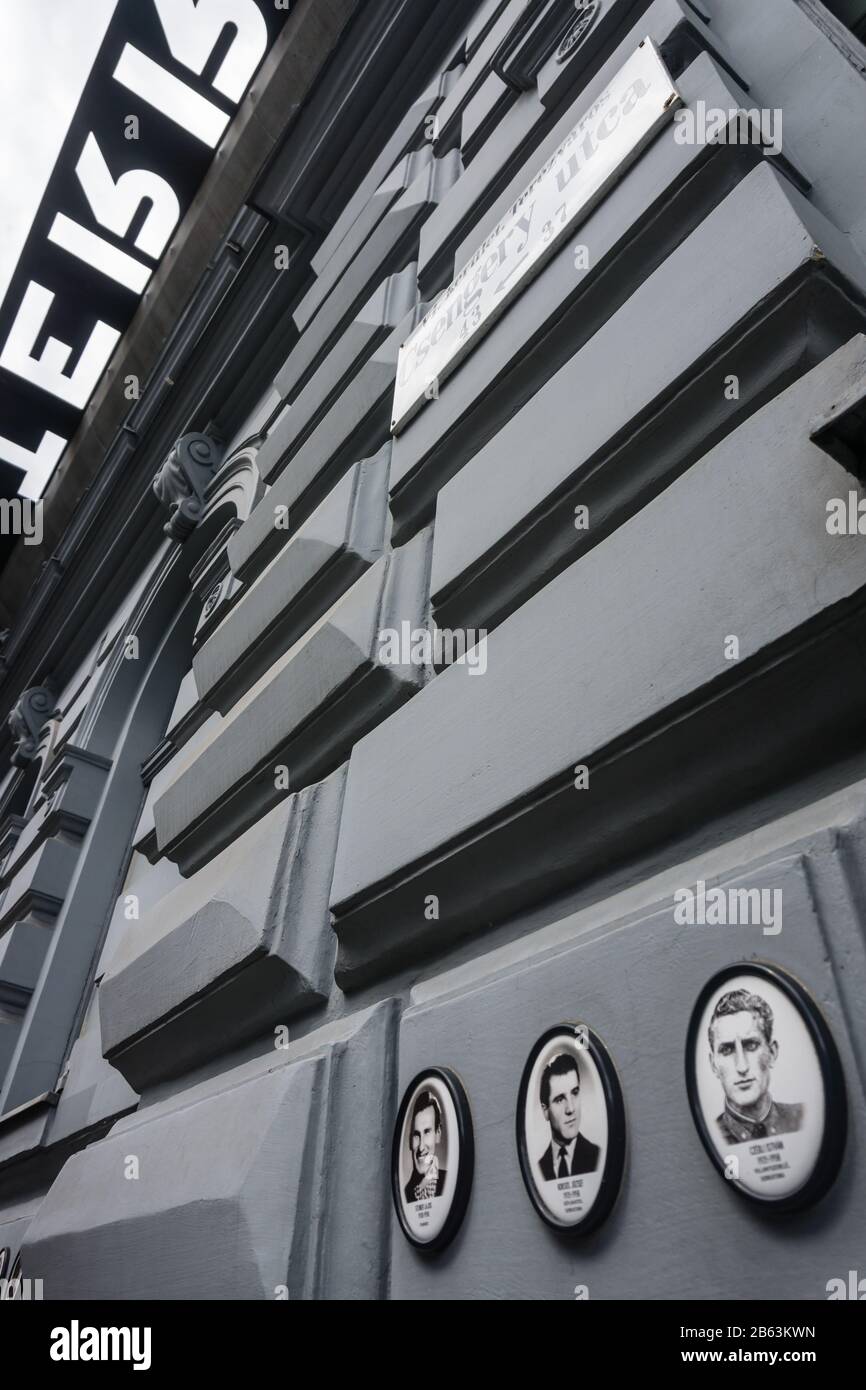 Blick auf die Mauer des Terrorhauses Háza in Budapest, Ungarn Stockfoto