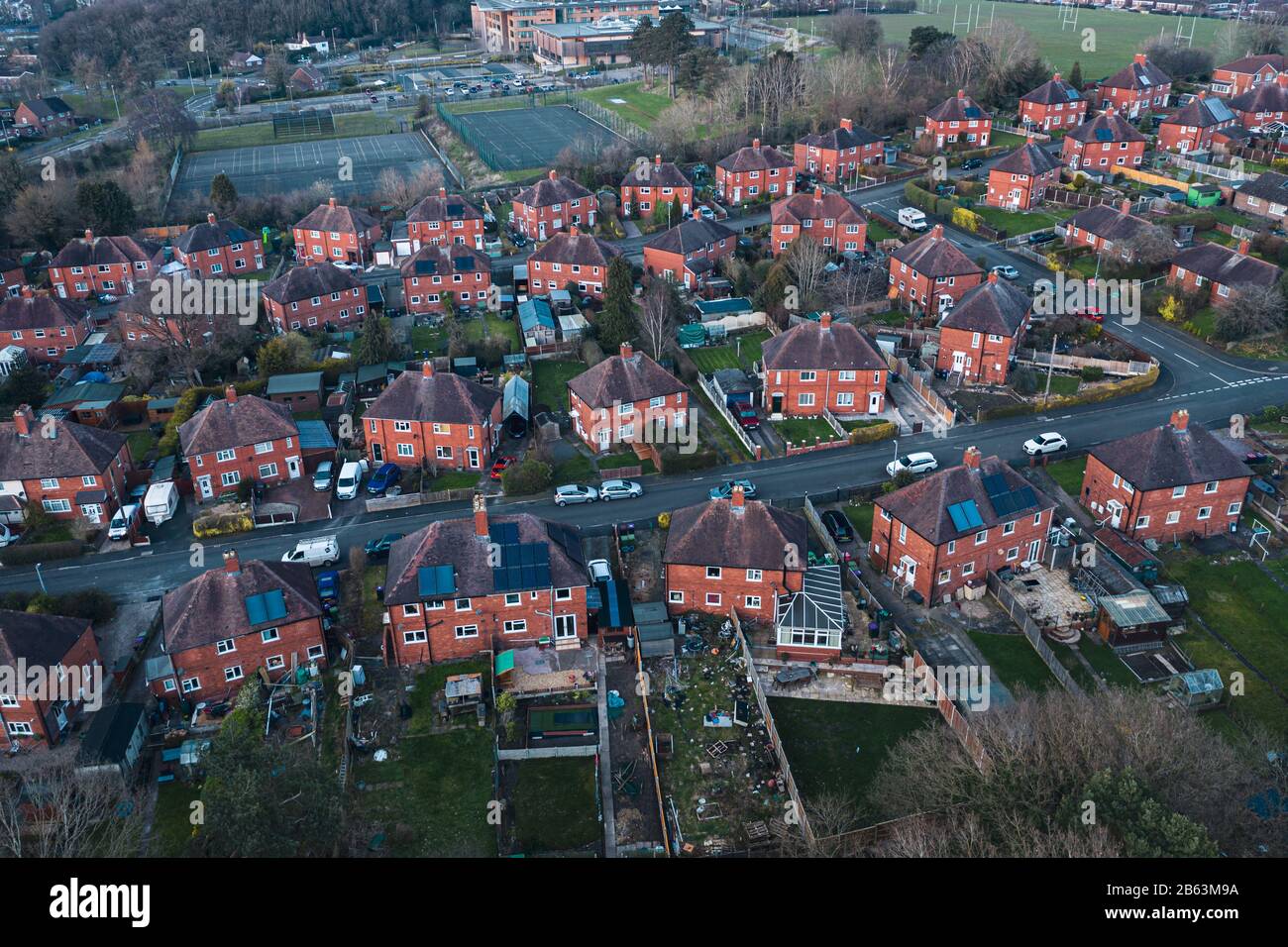 Luftbild über Wohngebiet bei Sonnenuntergang in Großbritannien Stockfoto
