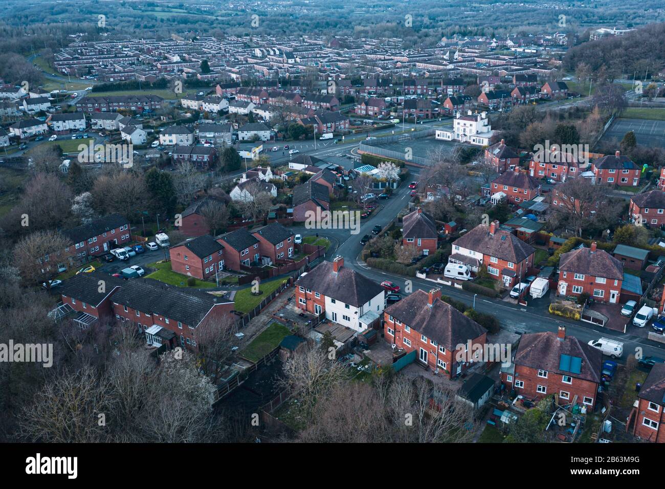 Luftbild über Wohngebiet bei Sonnenuntergang in Großbritannien Stockfoto