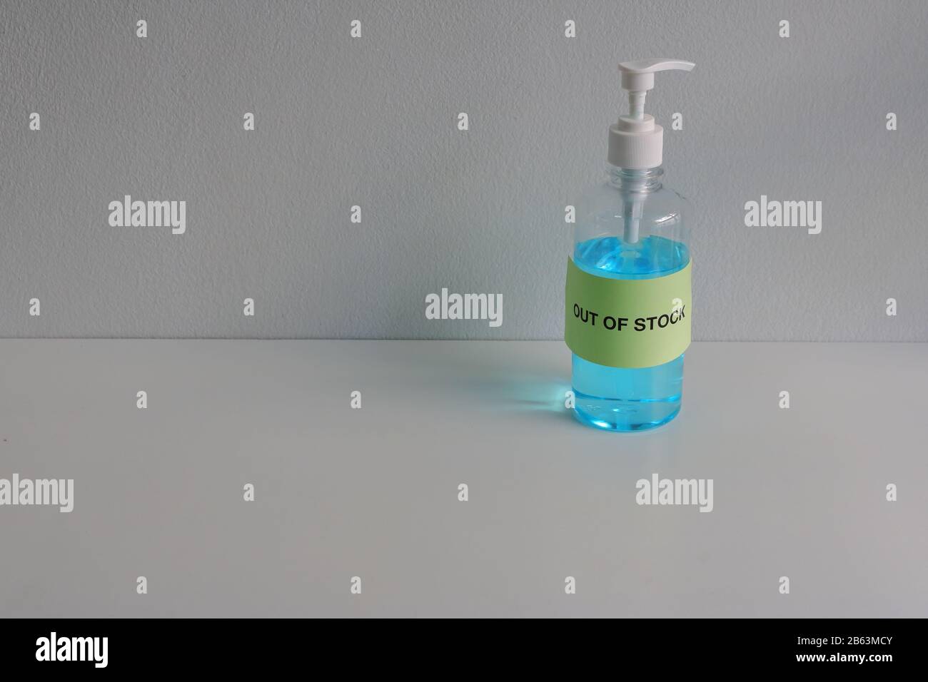 Nicht VORRÄTIGER Schild an Handgel auf Holztisch angebracht. Zu den Panik- und Hortungsmitteln der Menschen gehören Handdesinfektionsmittel infolge des Kovid-19-Ausbruchs Stockfoto