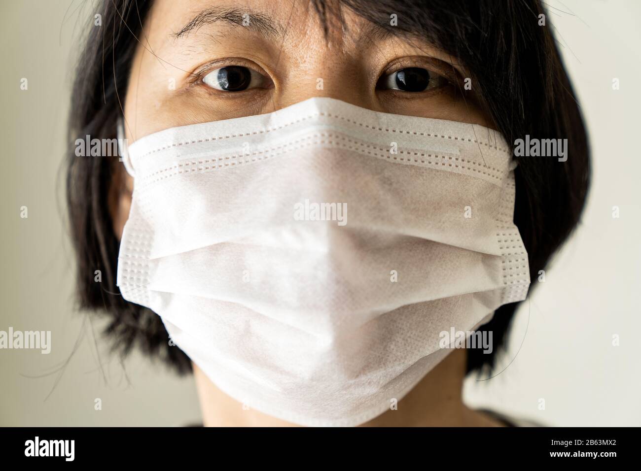 China-Frau trägt medizinischen Maskenschutz vor Grippevirus Stockfoto