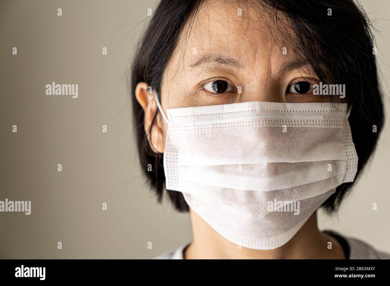 China-Frau trägt medizinischen Maskenschutz vor Grippevirus Stockfoto