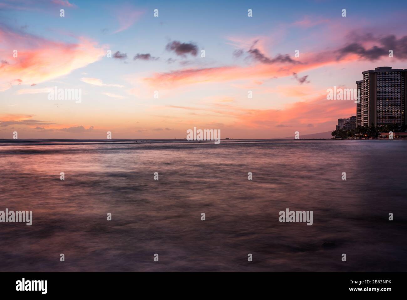 Sonnenuntergang über Waikiki Beach, Honolulu auf der hawaiianischen Insel O'ahu in den Vereinigten Staaten Stockfoto