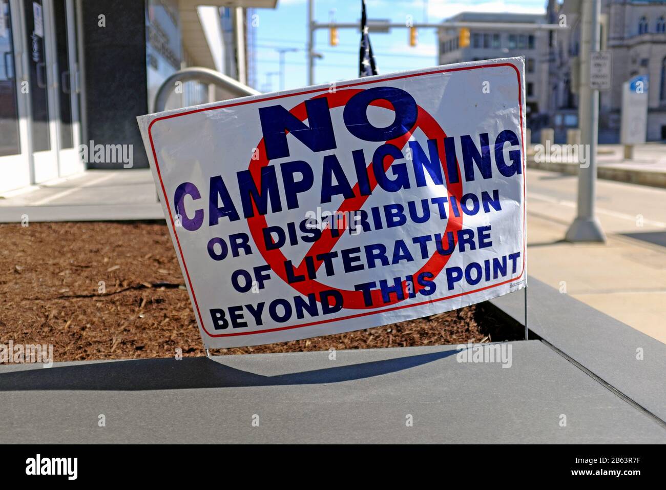 Ein Schild vor dem Cuyahoga County Board of Elections in der Innenstadt von Cleveland, Ohio warnt davor, dass Kampagnen oder die Verteilung von Literatur nicht erlaubt sind. Stockfoto