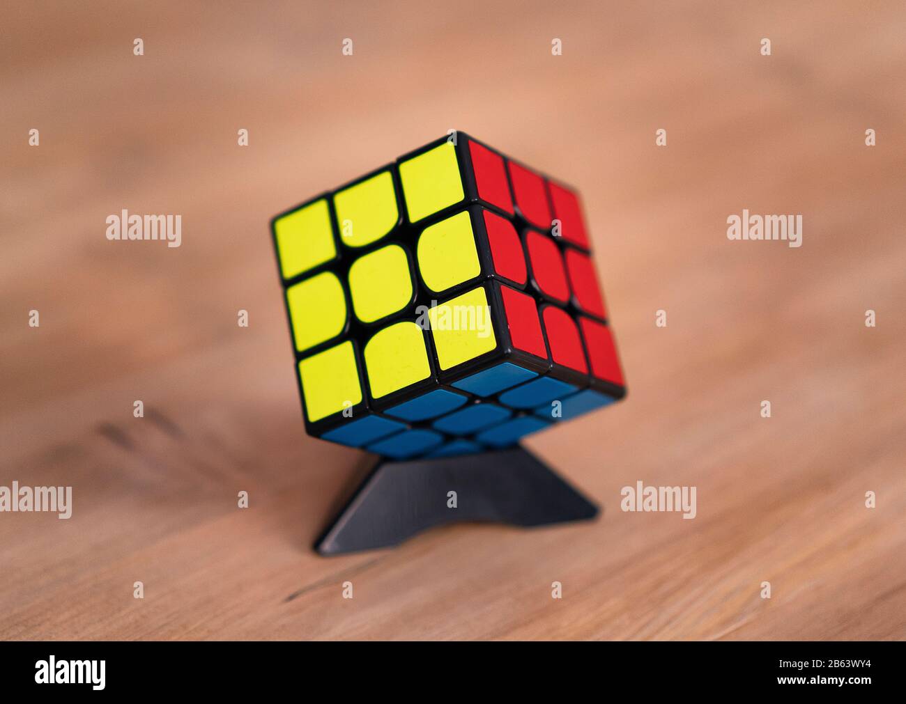 rubik 3x3 drei Seiten gelöst Stockfoto