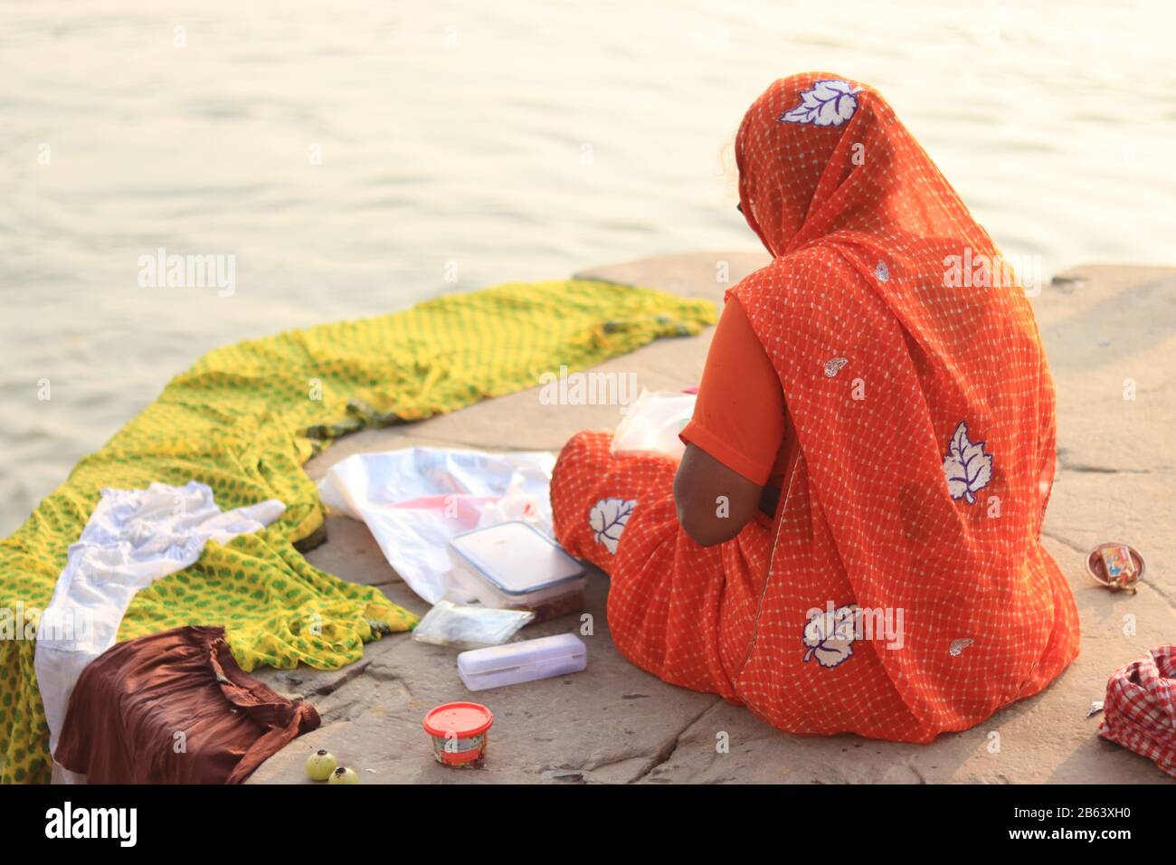 Indische Frau in orangefarbenem Saree Stockfoto