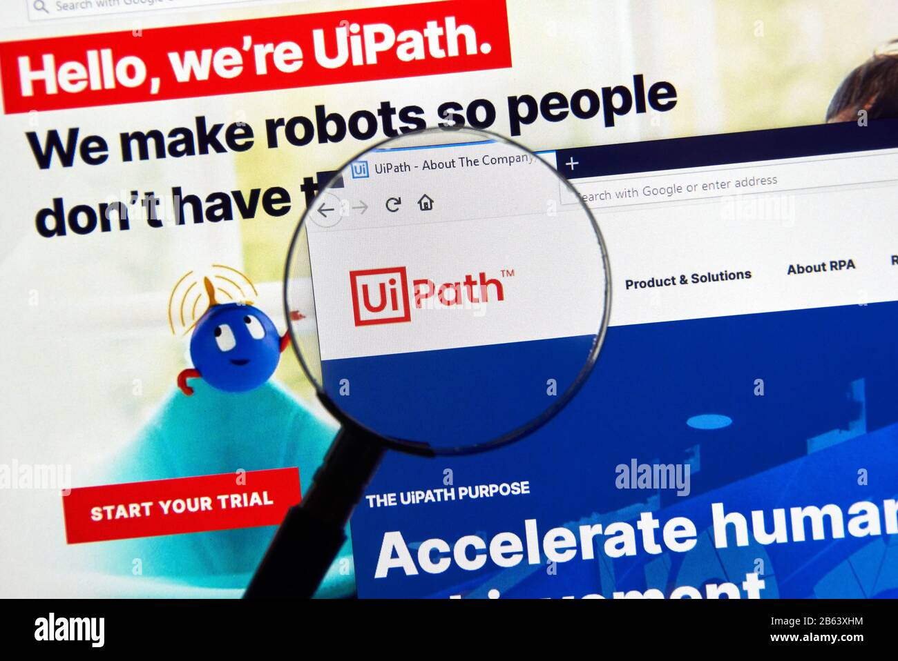 Montreal, Kanada - 08. März 2020: Offizielle Website und Logo von UiPath unter Lupe. UiPath ist ein globales Softwareunternehmen, das eine Plattform entwickelt Stockfoto