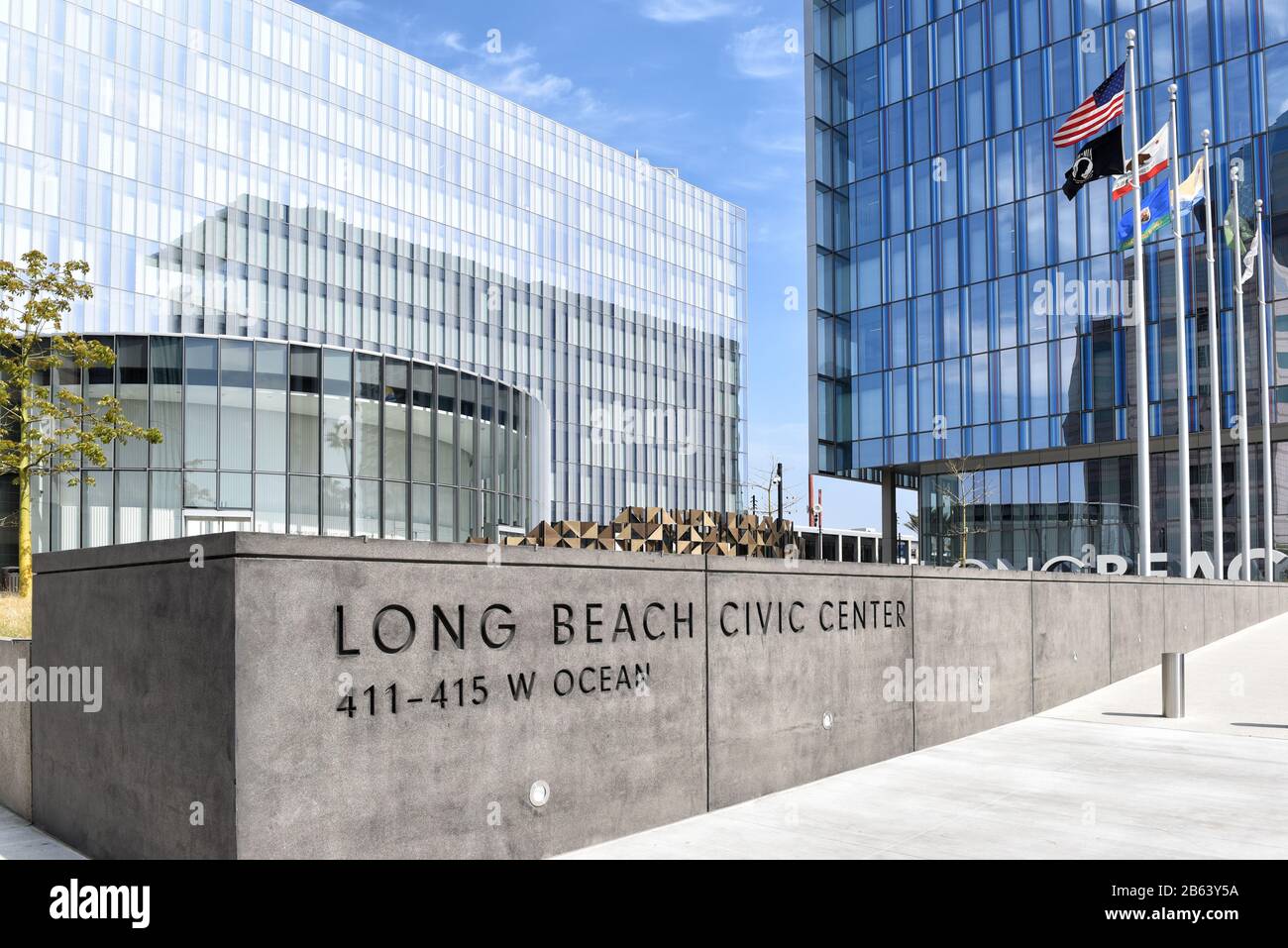 Long BEACH, KALIFORNIEN - 06. März 2020: Long Beach Civic Center, umfasst Rathaus und Port of Long Beach. Stockfoto