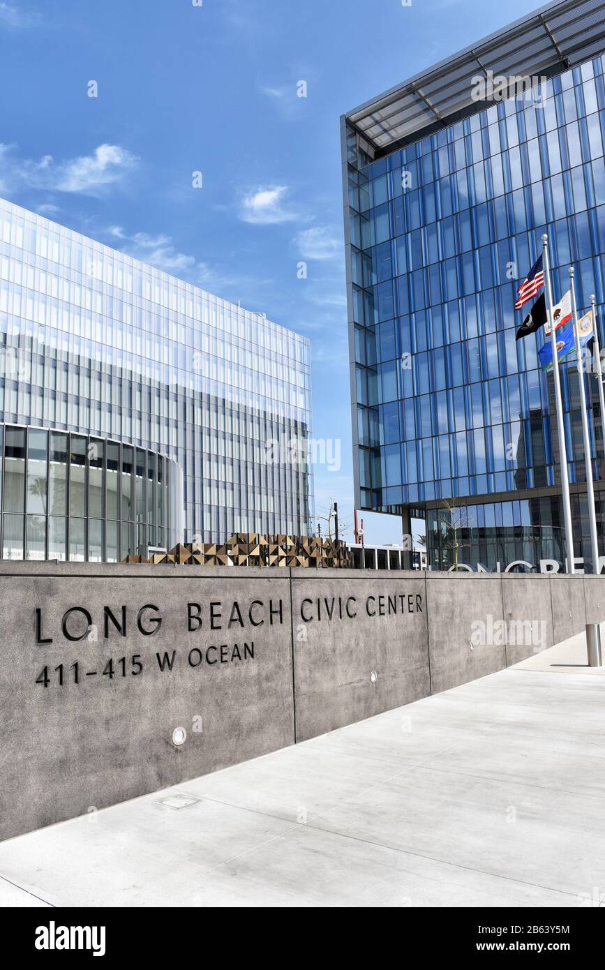 Long BEACH, KALIFORNIEN - 06. März 2020: Long Beach Civic Center, umfasst Rathaus und Port of Long Beach. Stockfoto