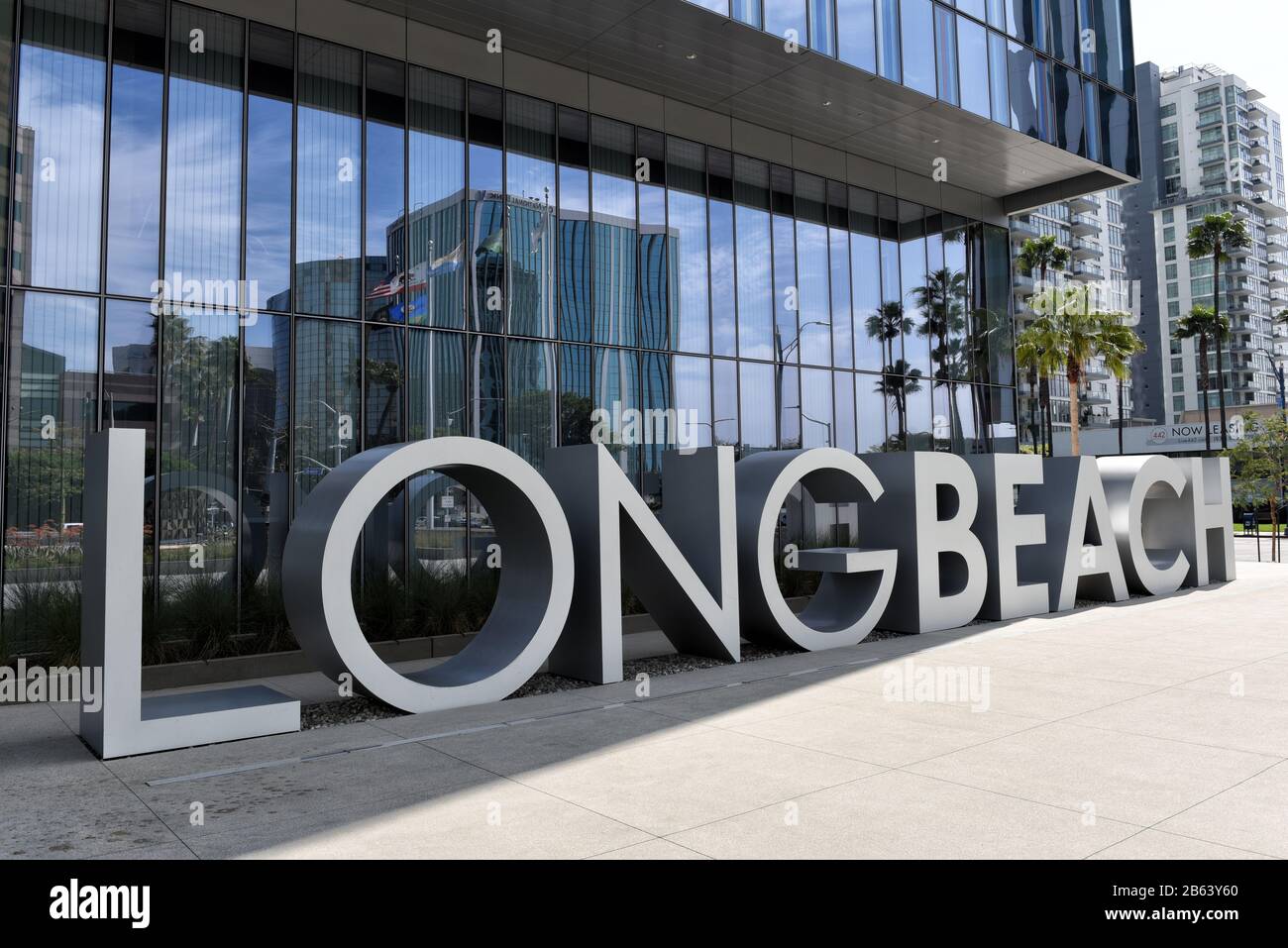 Long BEACH, KALIFORNIEN - 06. März 2020: Schild Long Beach im Civic Center am Ocean Boulevard. Stockfoto