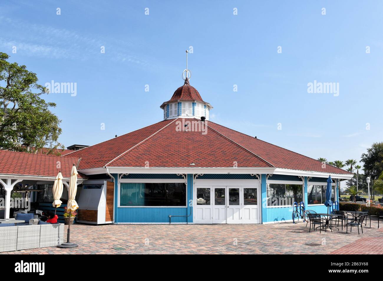 Long BEACH, KALIFORNIEN - 06. März 2020: Pelican Pier Pavilion, Shoreline Village am Rainbow Harbour, beherbergt ein Karussell, Videospiele, Skee-Ball und Air Ho Stockfoto