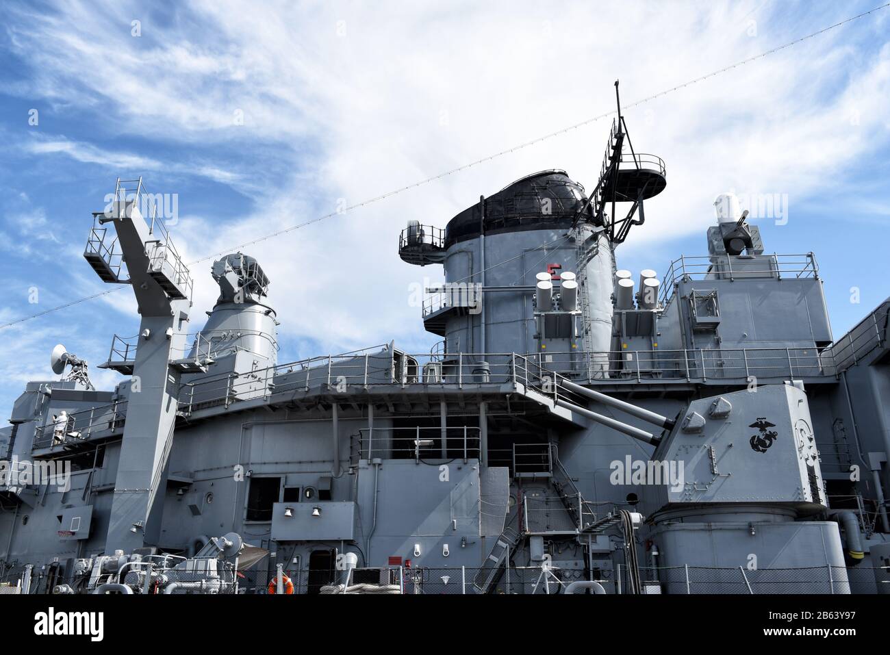 Los ANGELES, KALIFORNIEN - 06. März 2020: USS Iowa, ein Schlachtschiff aus dem zweiten Weltkrieg, das jetzt außer Dienst gestellt wurde, und ein Maritime Museum im Hafen von Los Angeles. Stockfoto