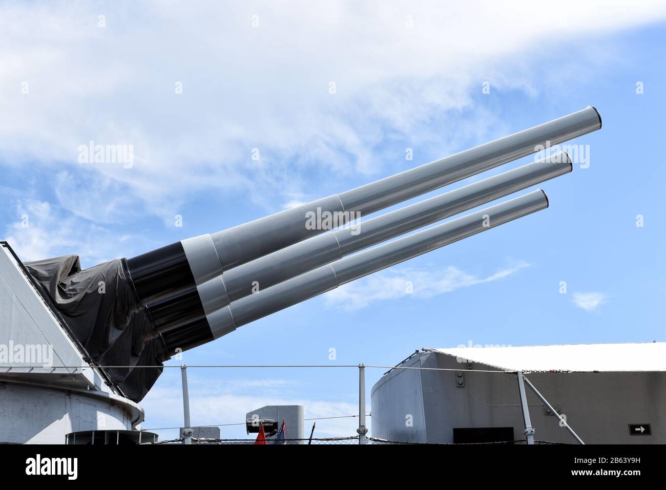 Los ANGELES, KALIFORNIEN - 06. März 2020: USS Iowa Forward Guns. Das Schiff verfügt über neun 16-Zoll- (406 mm) 50-Kaliber Mark 7-Marinekanonen. Stockfoto