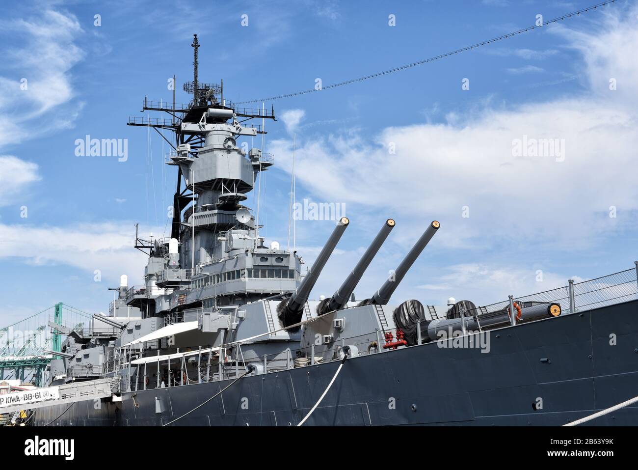 Los ANGELES, KALIFORNIEN - 06. März 2020: USS Iowa, ein Schlachtschiff aus dem zweiten Weltkrieg, das jetzt außer Dienst gestellt wurde, und ein Maritime Museum im Hafen von Los Angeles. Stockfoto