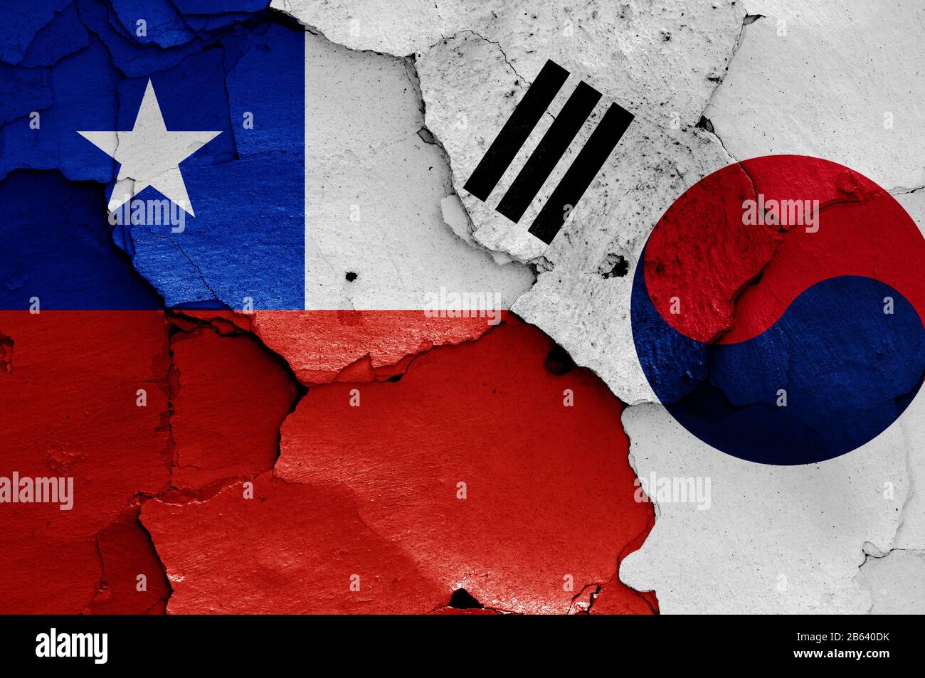 Flaggen von Chile und Südkorea auf gerissene Wand gemalt Stockfoto