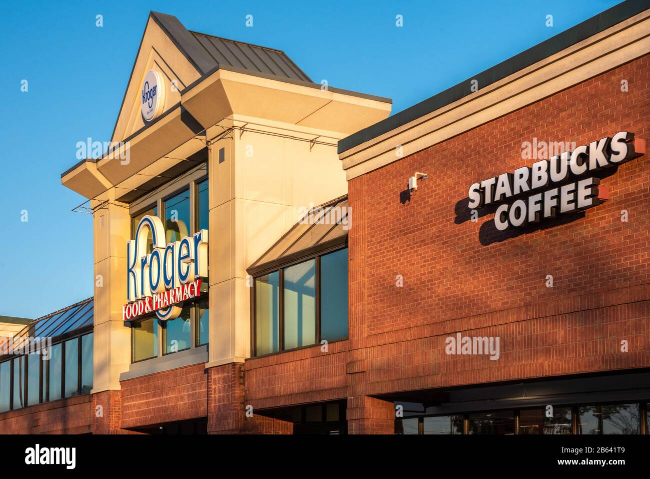 Kroger Lebensmittelgeschäft mit Starbucks Coffee Inside in Lilburn, Georgia. (USA) Stockfoto