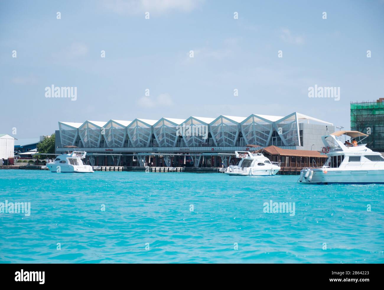 Männlich. Malediven - 6. Februar 2020: Männliches Velana International Airport Pier, Malediven. Türkisfarbenes Meer. Stockfoto