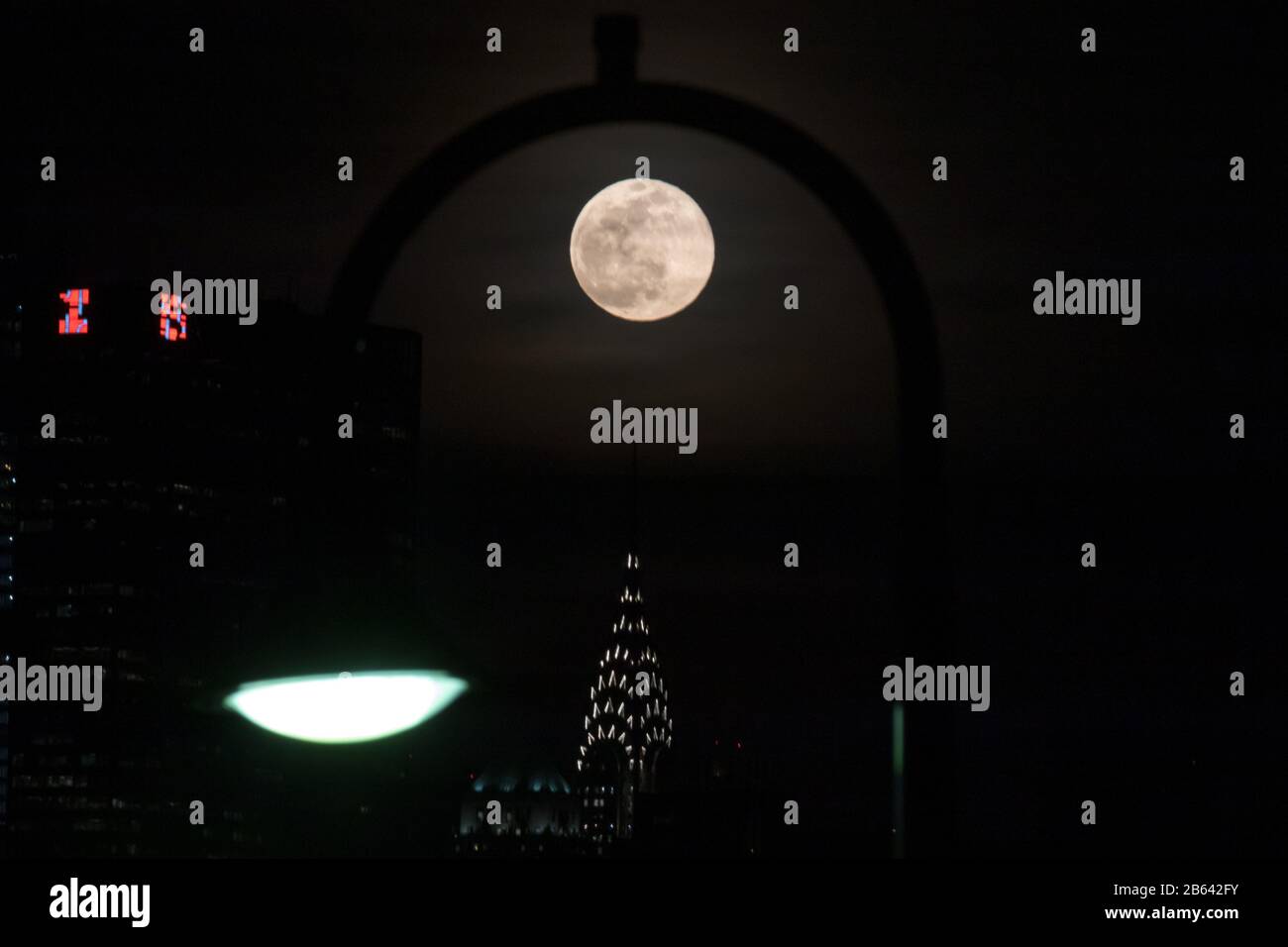 New York, Vereinigte Staaten. März 2020. Supermoon ist am Montagabend, 09., über Manhattan Island in New York in den Vereinigten Staaten zu sehen. (Foto: William VOLCOV/BRAZIL PHOTO PRESS) Credit: Brazil Photo Press/Alamy Live News Stockfoto