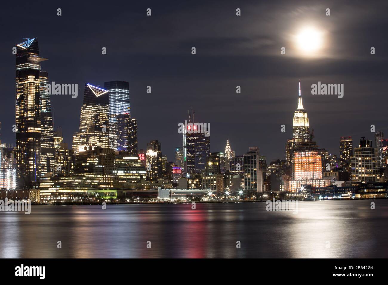 New York, Vereinigte Staaten. März 2020. Supermoon ist am Montagabend, 09., über Manhattan Island in New York in den Vereinigten Staaten zu sehen. (Foto: William VOLCOV/BRAZIL PHOTO PRESS) Credit: Brazil Photo Press/Alamy Live News Stockfoto