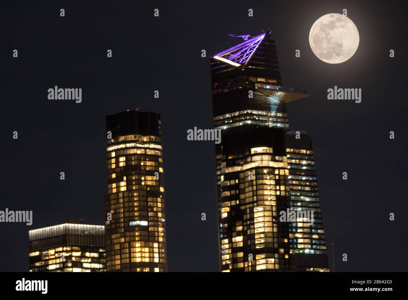 New York, Vereinigte Staaten. März 2020. Supermoon ist am Montagabend, 09., über Manhattan Island in New York in den Vereinigten Staaten zu sehen. (Foto: William VOLCOV/BRAZIL PHOTO PRESS) Credit: Brazil Photo Press/Alamy Live News Stockfoto
