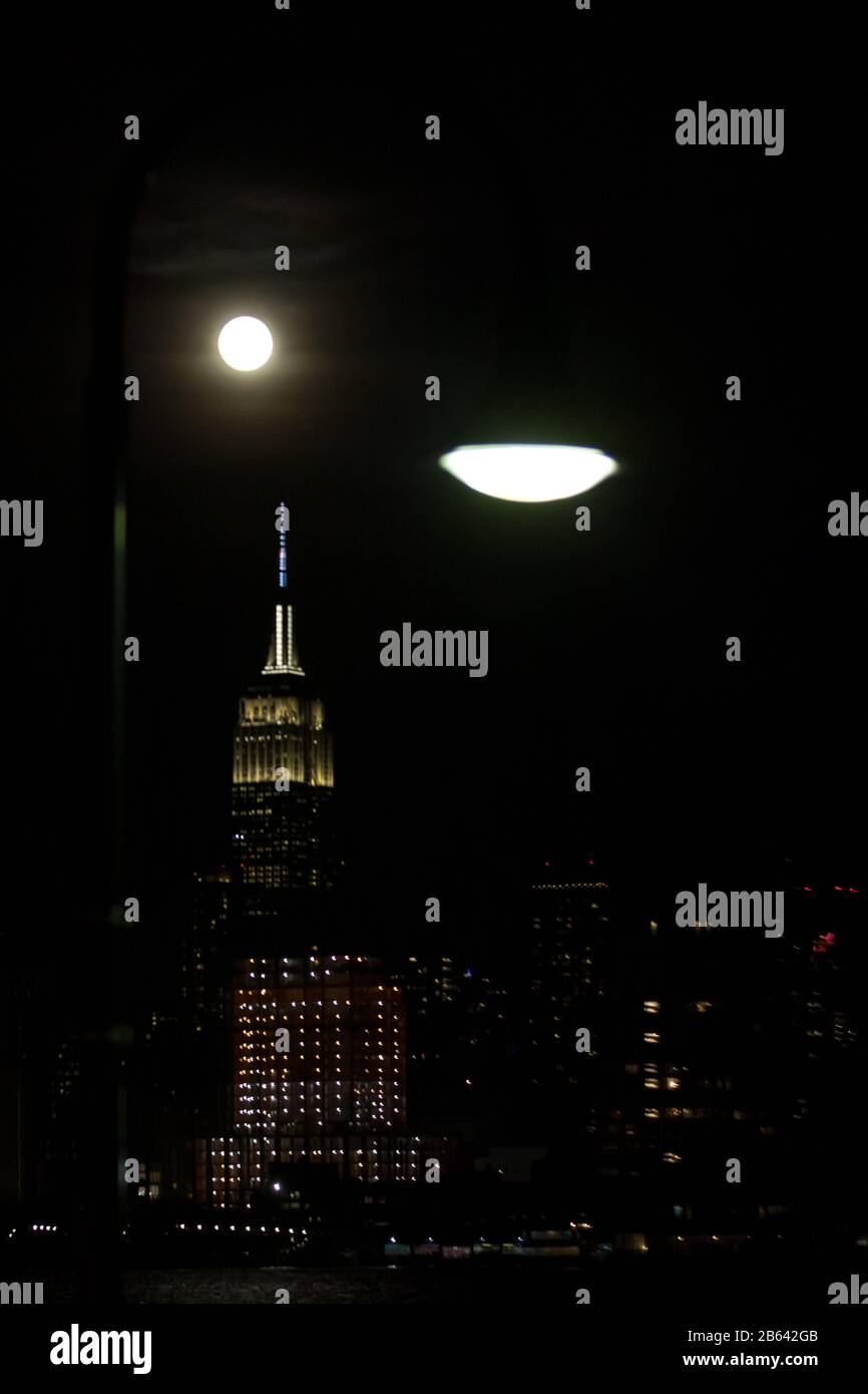 New York, Vereinigte Staaten. März 2020. Supermoon ist am Montagabend, 09., über Manhattan Island in New York in den Vereinigten Staaten zu sehen. (Foto: William VOLCOV/BRAZIL PHOTO PRESS) Credit: Brazil Photo Press/Alamy Live News Stockfoto