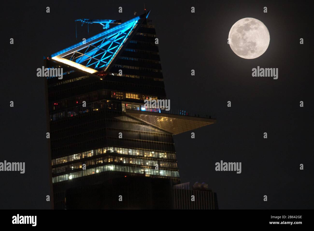 New York, Vereinigte Staaten. März 2020. Supermoon ist am Montagabend, 09., über Manhattan Island in New York in den Vereinigten Staaten zu sehen. (Foto: William VOLCOV/BRAZIL PHOTO PRESS) Credit: Brazil Photo Press/Alamy Live News Stockfoto