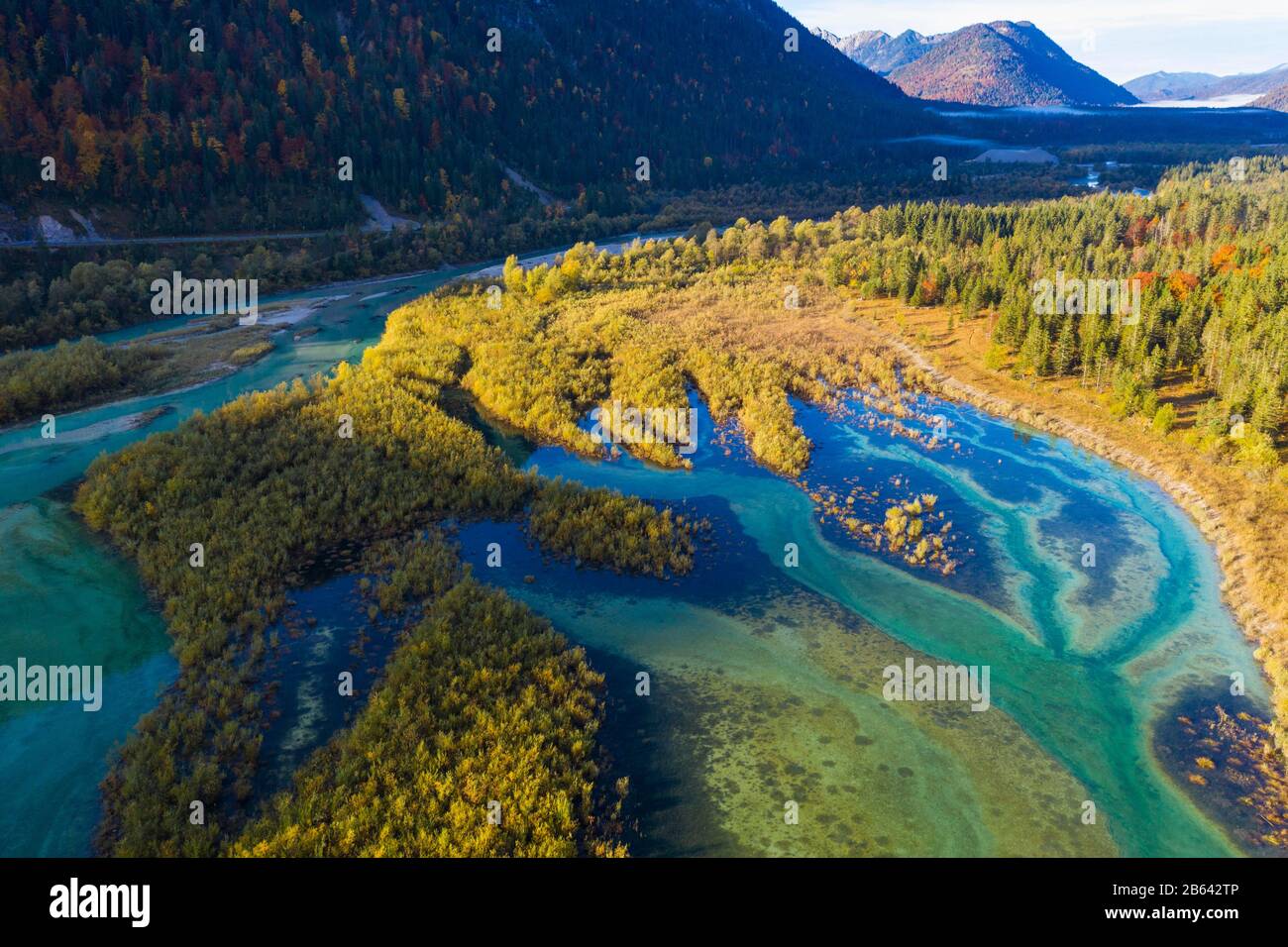 Zufluss der Isar in den Sylvensteinsee, im Herbst bei Lenggries, Isarwinkel, Luftbild, Oberbayern, Bayern, Deutschland Stockfoto
