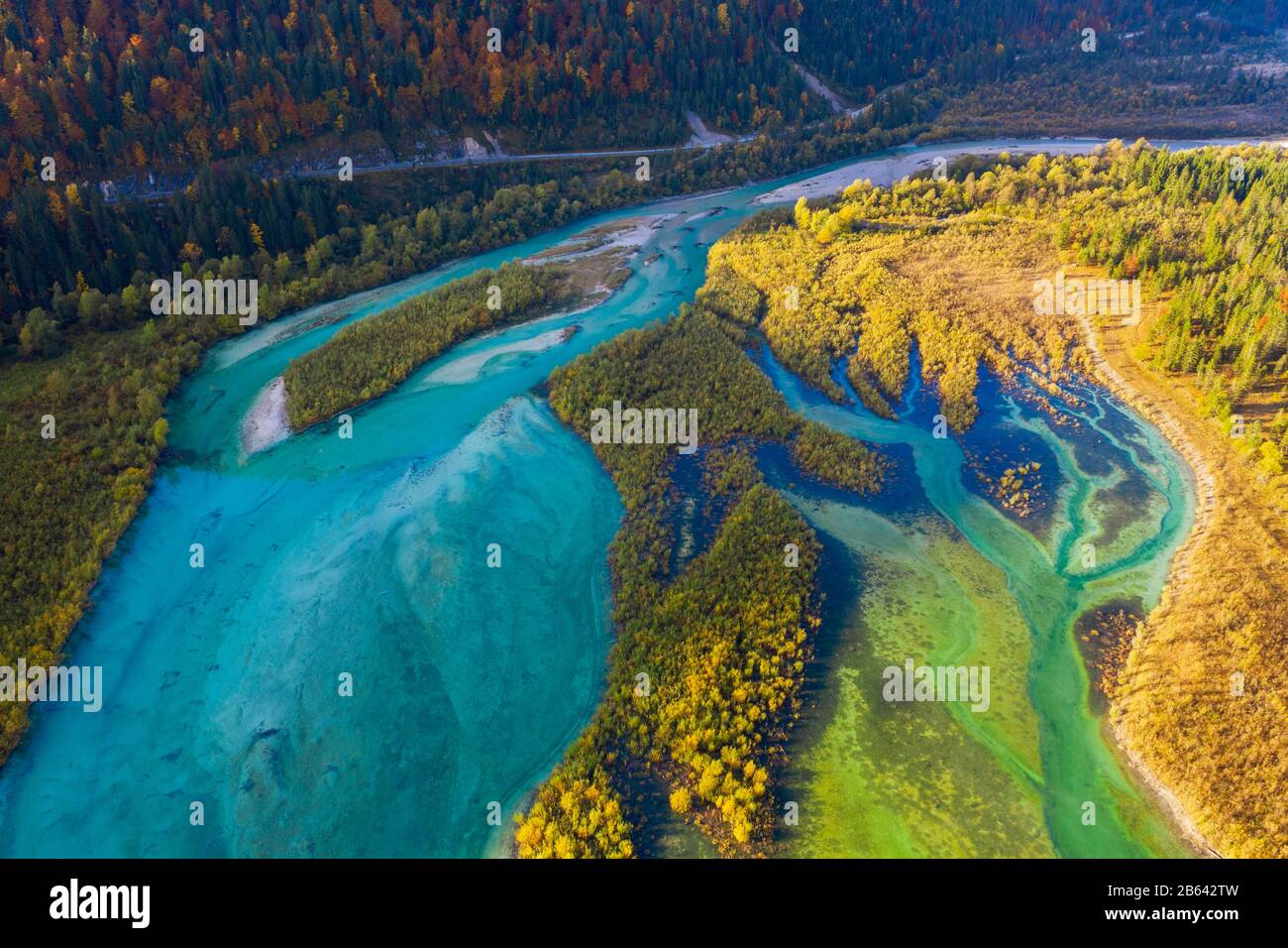 Zufluss der Isar in den Sylvensteinsee, im Herbst bei Lenggries, Isarwinkel, Luftbild, Oberbayern, Bayern, Deutschland Stockfoto