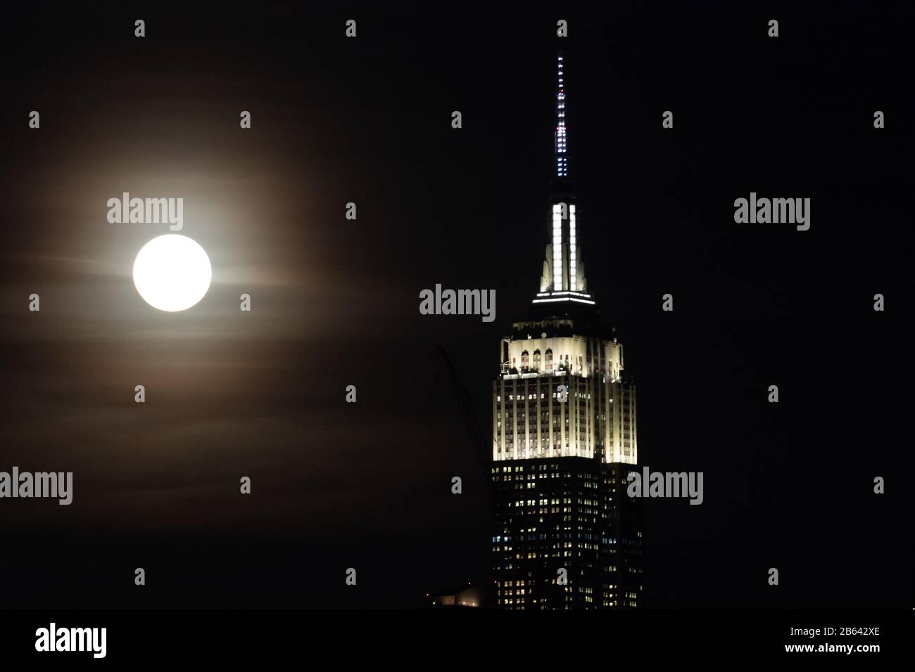New York, New York, USA. März 2020. Supermoon ist am Montagabend, 09., über Manhattan Island in New York in den Vereinigten Staaten zu sehen. Kredit: William Volcov/ZUMA Wire/Alamy Live News Stockfoto