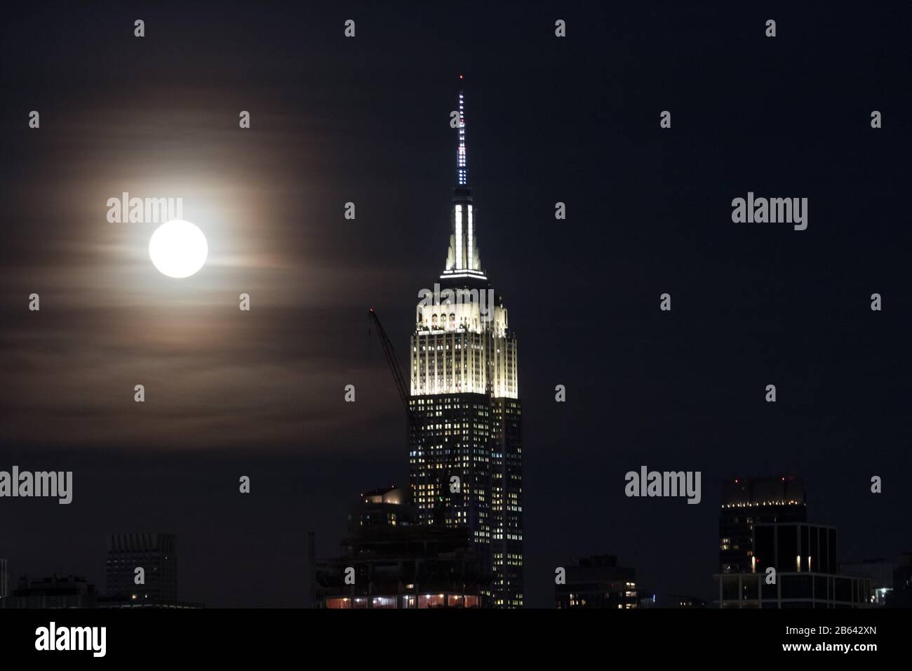 New York, New York, USA. März 2020. Supermoon ist am Montagabend, 09., über Manhattan Island in New York in den Vereinigten Staaten zu sehen. Kredit: William Volcov/ZUMA Wire/Alamy Live News Stockfoto
