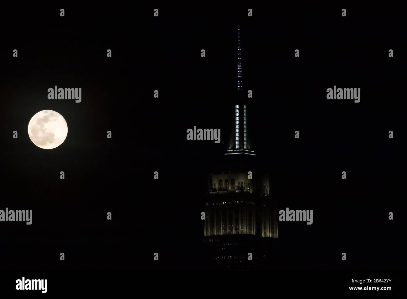 New York, New York, USA. März 2020. Supermoon ist am Montagabend, 09., über Manhattan Island in New York in den Vereinigten Staaten zu sehen. Kredit: William Volcov/ZUMA Wire/Alamy Live News Stockfoto