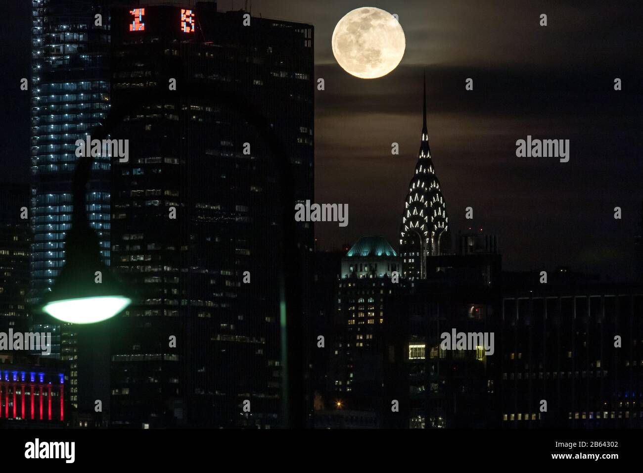 New York, New York, USA. März 2020. Supermoon ist am Montagabend, 09., über Manhattan Island in New York in den Vereinigten Staaten zu sehen. Kredit: William Volcov/ZUMA Wire/Alamy Live News Stockfoto