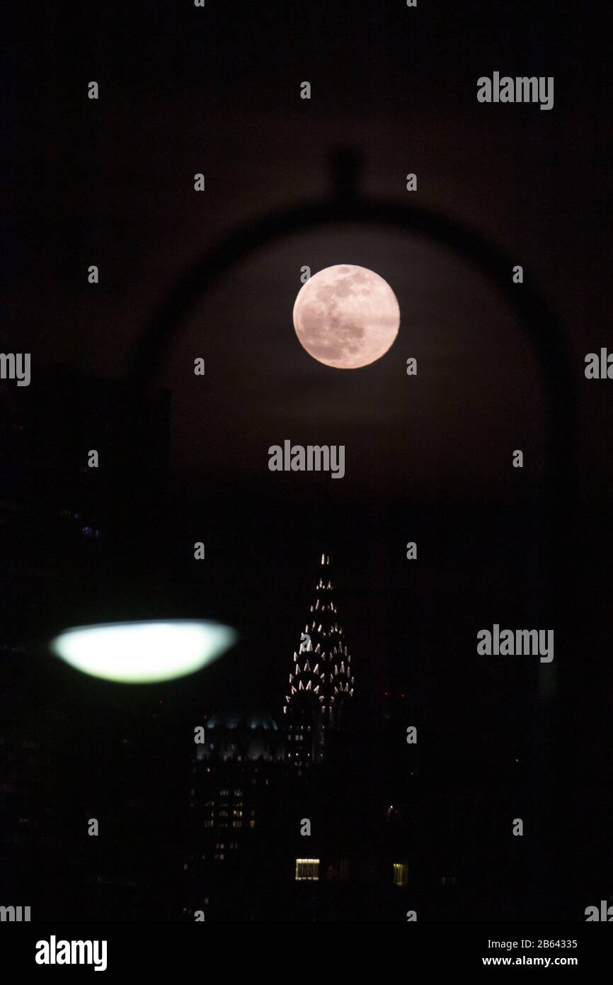 New York, New York, USA. März 2020. Supermoon ist am Montagabend, 09., über Manhattan Island in New York in den Vereinigten Staaten zu sehen. Kredit: William Volcov/ZUMA Wire/Alamy Live News Stockfoto