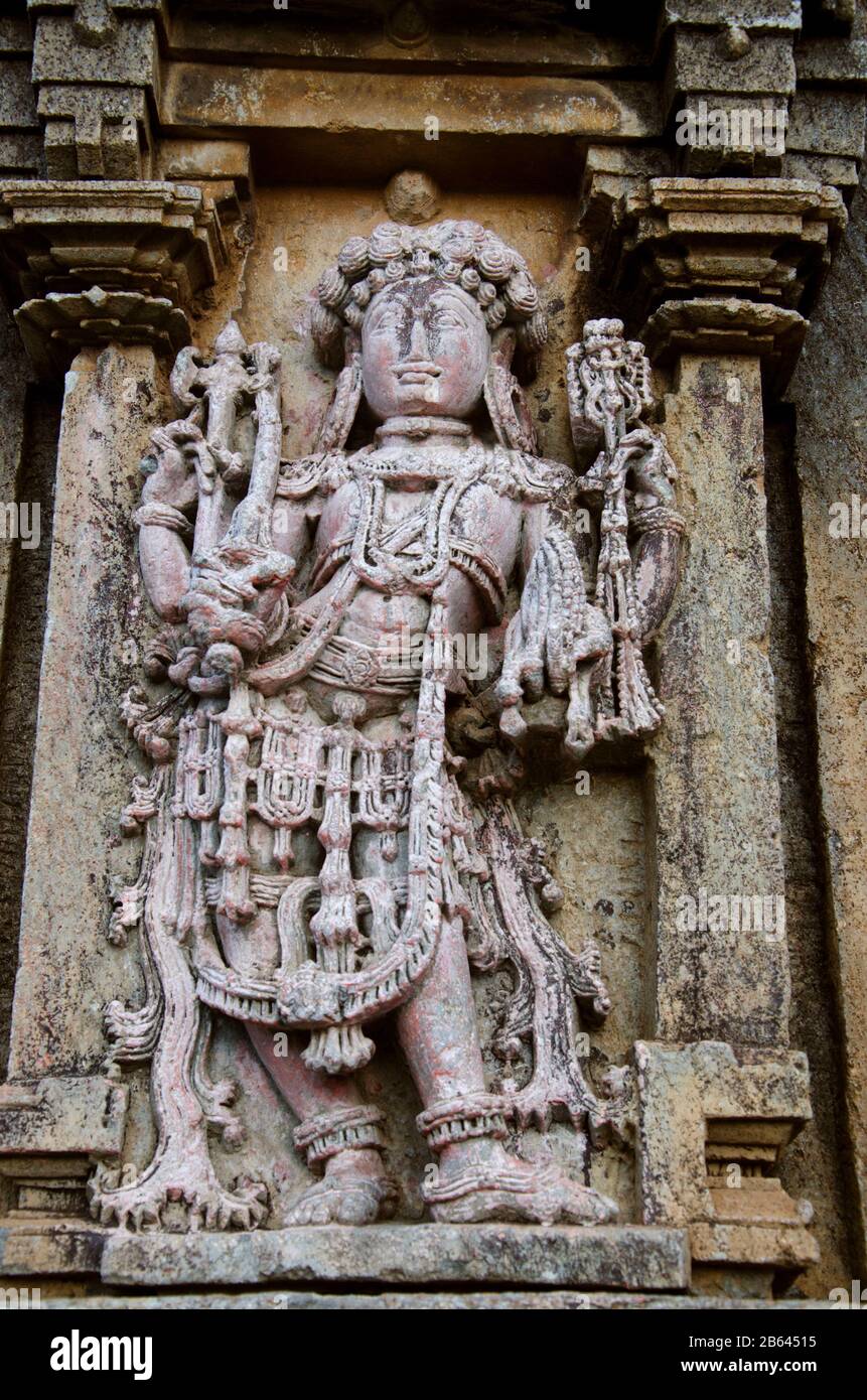 Geschnitzte Idole an der Außenwand von Shantinatha Basadi, in der Nähe von Shravanabelagola, Karnataka, Indien Stockfoto