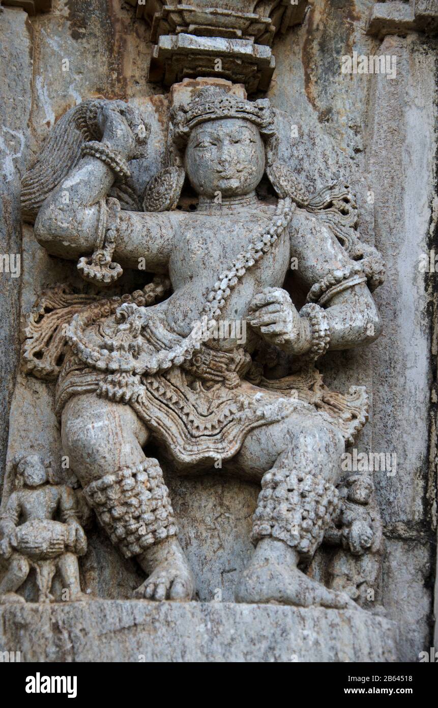 Geschnitzte Idole an der Außenwand von Shantinatha Basadi, in der Nähe von Shravanabelagola, Karnataka, Indien Stockfoto