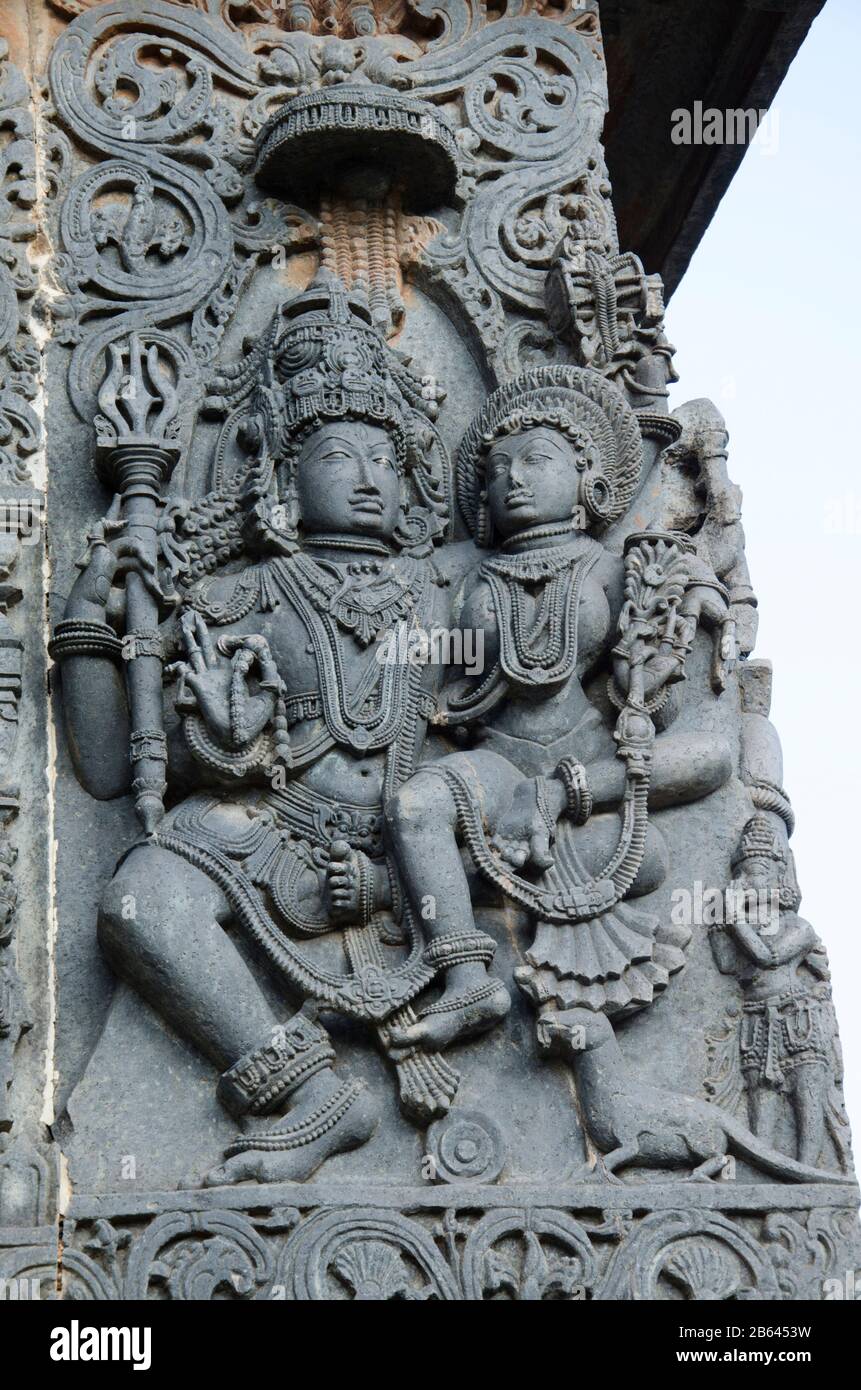 Geschnitzte Idole an der Außenwand des Hoysaleswara-Tempels, ist ein Hindutempel aus dem 12. Jahrhundert, der Lord Shiva, Halebeedu, Karnataka, Indien, gewidmet ist Stockfoto