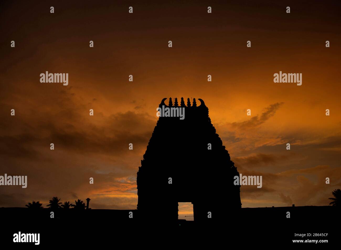 Der Sonnenuntergang im Chennakeshava-Tempelkomplex ist ein Hindutempel aus dem 12. Jahrhundert, der Lord Vishnu, Belur, Karnataka, Indien, gewidmet ist Stockfoto