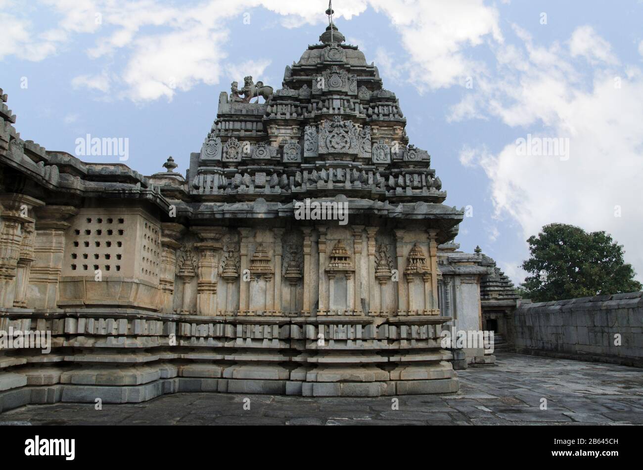 Teilweiser Blick auf den Lakshmi Devi Tempel, erbaut vom Hoysala-Imperium-König Vishnuvardhana im Jahr 1114 CE, Doddagaddavalli, Karnataka, Indien Stockfoto