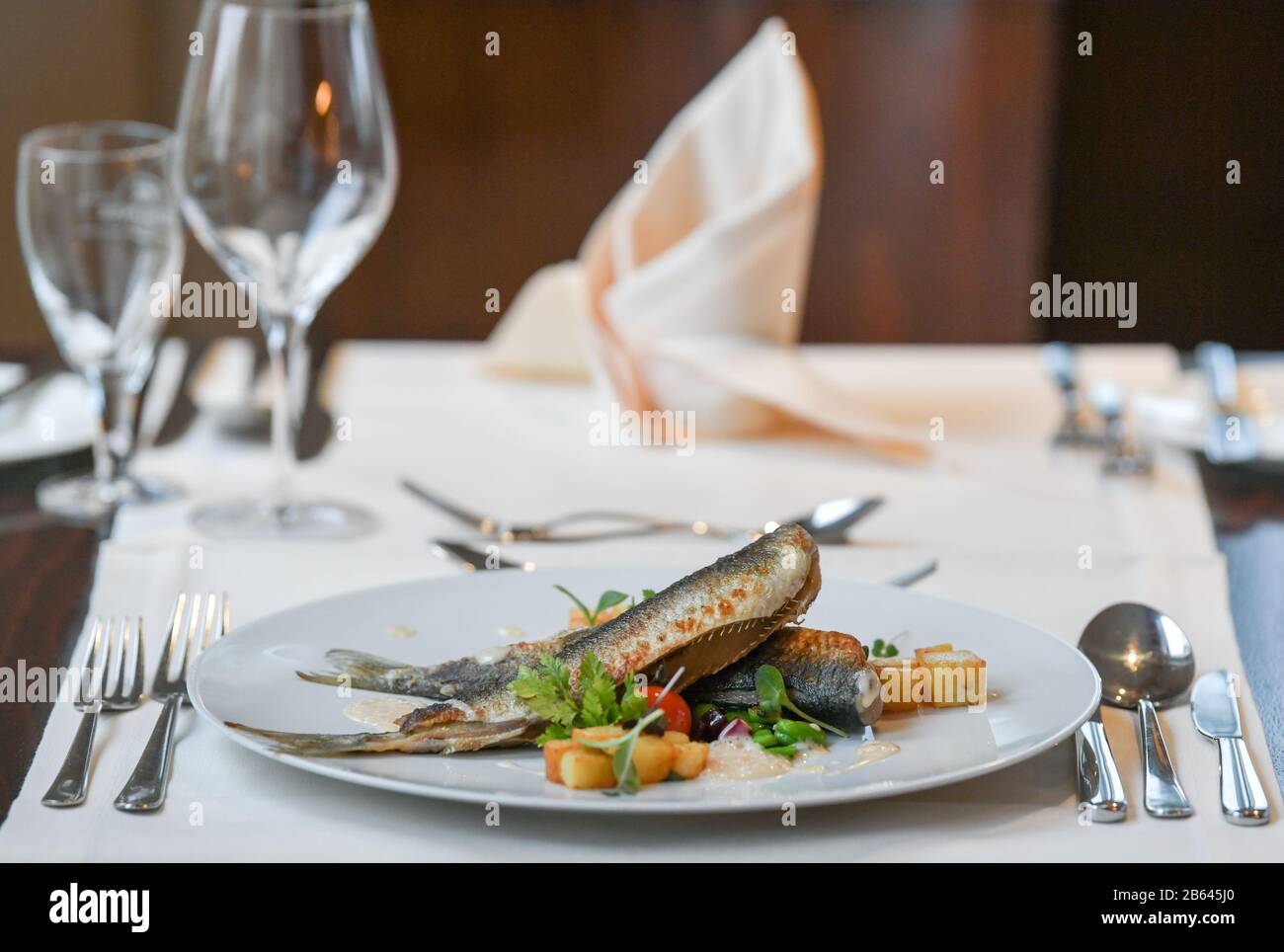 Ahlbeck, Deutschland. März 2020. Anlässlich der "Usedom-Herring-Wochen" vom 02.03. Bis 13.04.2020 werden gebratene Fischgräten mit fava-bohnen, Rote Bete und Rissolekkartoffeln im Restaurant Düne 48 im Strandhotel "das Ahlbeck Hotel & Spa" serviert. Kredit: Jens Kalaene / dpa-Zentralbild / ZB / dpa / Alamy Live News Stockfoto