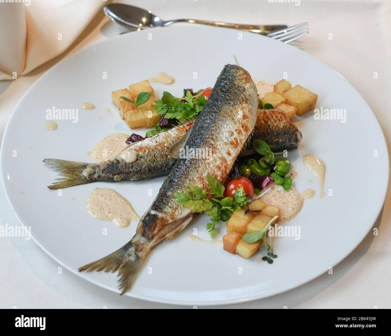 Ahlbeck, Deutschland. März 2020. Anlässlich der "Usedom-Herring-Wochen" vom 02.03. Bis 13.04.2020 werden gebratene Fischgräten mit fava-bohnen, Rote Bete und Rissolekkartoffeln im Restaurant Düne 48 im Strandhotel "das Ahlbeck Hotel & Spa" serviert. Kredit: Jens Kalaene / dpa-Zentralbild / ZB / dpa / Alamy Live News Stockfoto